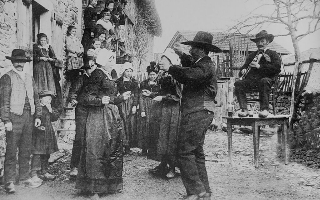Bal animé par une cornemuse du centre (possiblement une cabrette). Photo XXeme Siècle