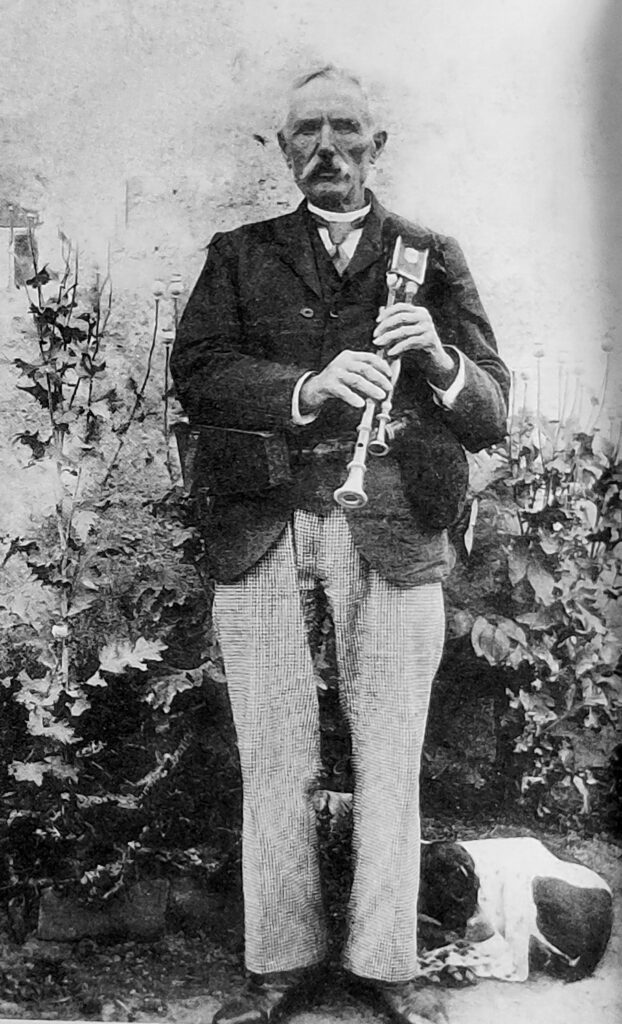 Photo de joueur de cornemuse Béchonnet (famille des cornemuses du centre). Fin XIXe, début XXeme.